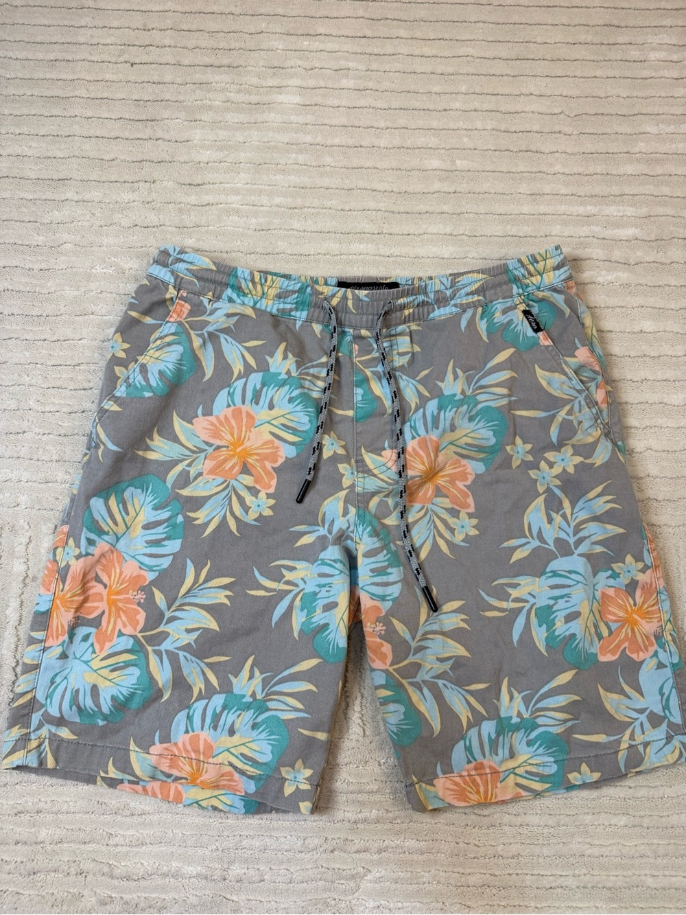 Aeropostale Men’s Tropical Floral Drawstring Shorts Gray Size Medium